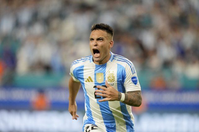 Indomable. Lautaro marcó dos goles ante Perú.