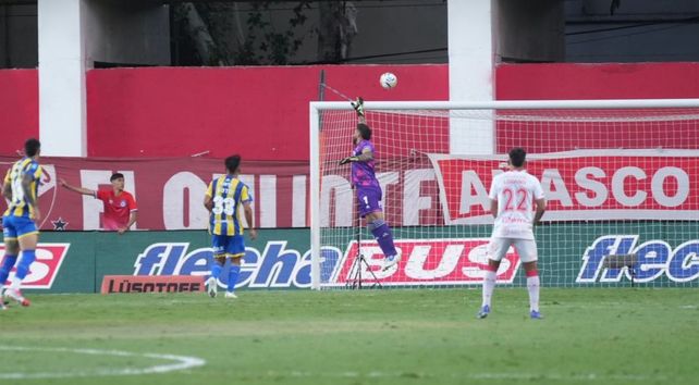 Fatu Broun se exige por arriba en uno de los remates de Argentinos Juniors en el Diego Armando Maradona.