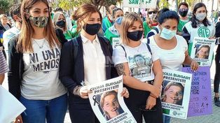 Las hijas de Cecilia Burgadt, a dos años de su femicidio, piden perpetua para el femicida.