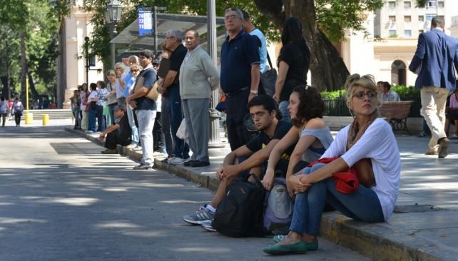 Los cordobeses llevan una semana sin transporte urbano de pasajeros por una huelga.