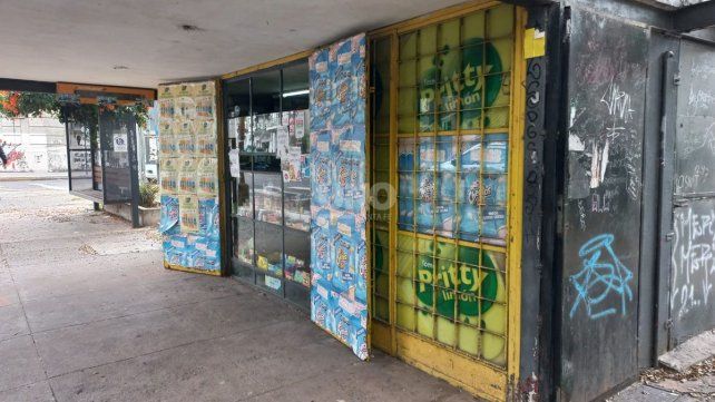 El kiosco ubicado en la plaza Colón fue baleado desde una motocicleta