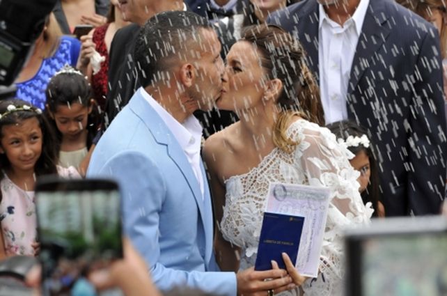 Los novios de Fuerte Apache dieron el sí ayer en San Isidro y reciben una lluvia de arroz.