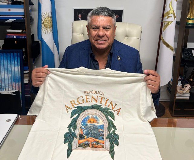 El Chiqui Tapia exhibiendo una remera de la marca rosarina 1810.