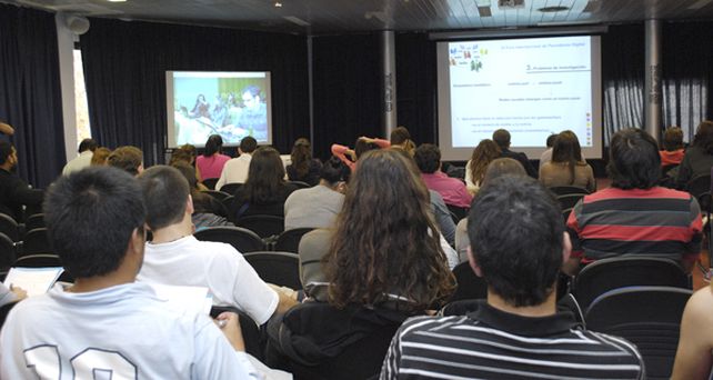 La gente llega a las noticias por una red social y conf&iacute;a en las elecciones de sus amigos