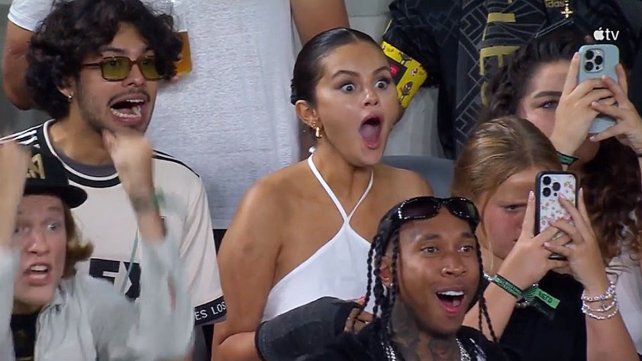 Tampoco Leonardo Di Caprio pasó inadvertido en un palco del BMO Stadium. Selena Gómez