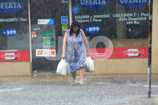 Una copiosa e intensa lluvia castigó el mediodía santafesino
