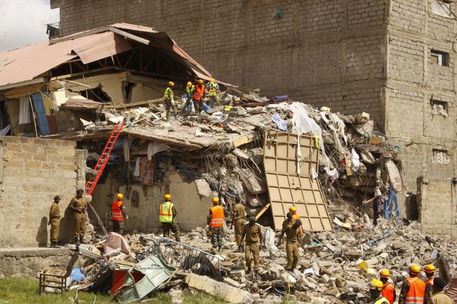Rescatistas trabajan en donde colapsó el edificio.&nbsp;