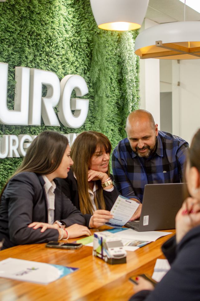 El equipo de trabajo en las oficinas de URG en calle Moreno entre Rioja y San Luis.