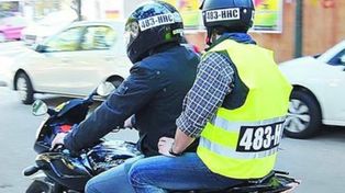 Como medida de seguridad, los motociclistas llevarán la patente impresa en el casco