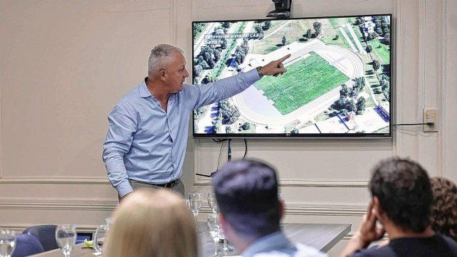 El profesor Carlos Marzo explicó a los concejales la competencia que se viene en la ciudad.