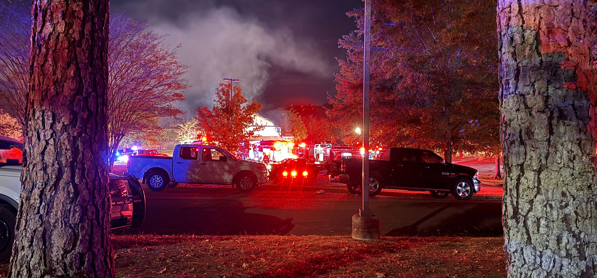 El humo se eleva de un incendio que provocó evacuaciones en el hogar para tercera edad Brookdale Senior Living en Clinton, Mississippi, el miércoles 21 de octubre de 2026. (AP Foto/Sophie Bates)