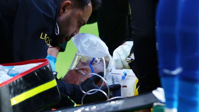 Emiliano Dibu Martínez recibió un cabezazo y fue retirado en camilla en el partido de Everton y Chelsea