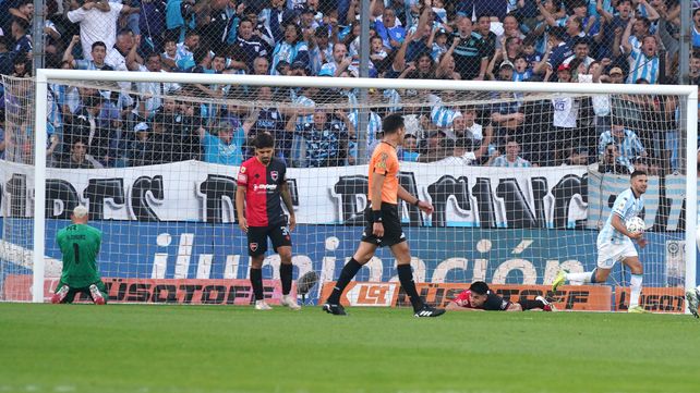 Salcedo desvía el balón que se hunde en el fondo de la red.