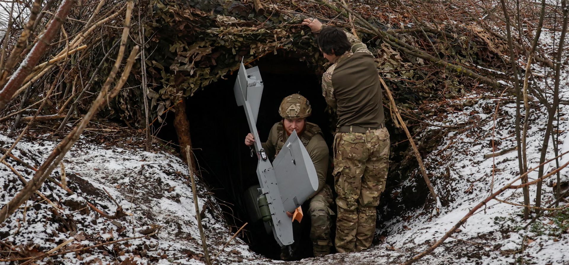 Miembros de la 66ª Brigada Mecanizada Independiente salen de su refugio portando un dron Darts antes de lanzarlo hacia las tropas rusas, Donetsk, Ucrania. Fotografía: Sofiia Gatilova/Reuters Miembros de la 66ª Brigada Mecanizada Independiente salen de su refugio portando un dron Darts antes de lanzarlo hacia las tropas rusas, Donetsk, Ucrania. Fotografía: Sofiia Gatilova/Reuters