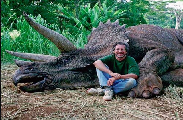 Indignación por la foto de Steven Spielberg posando con un dinosaurio muerto