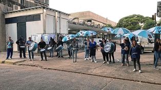 El Sindicato de limpieza se manifiesta frente a la sede central del COrreo por el despido de cuatra trabajadoras.