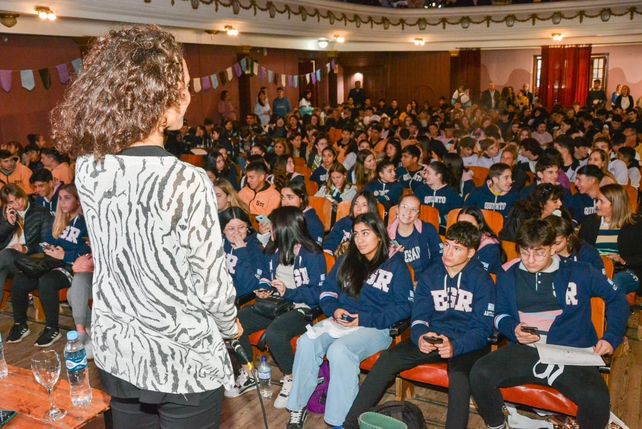 Los y las jóvenes no solo recorrieron los diferentes stands y dialogaron con representantes de cada institución