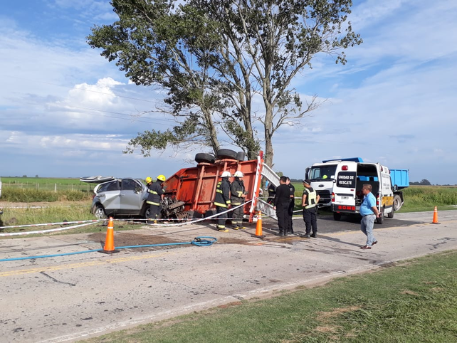 Dos muertos en un violento choque al desprenderse un trailer