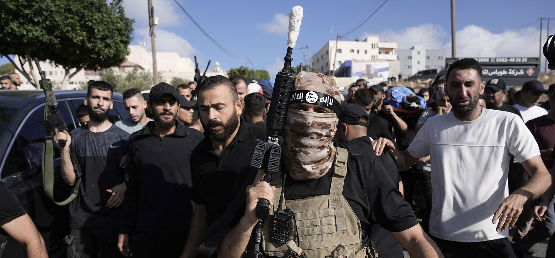 Hombres armados asisten al funeral de cinco palestinos muertos en un ataque aéreo israelí en Tubas, Cisjordania, el jueves 5 de septiembre de 2024. (Foto AP/Majdi Mohammed) Hombres armados asisten al funeral de cinco palestinos muertos en un ataque aéreo israelí en Tubas, Cisjordania, el jueves 5 de septiembre de 2024. (Foto AP/Majdi Mohammed)