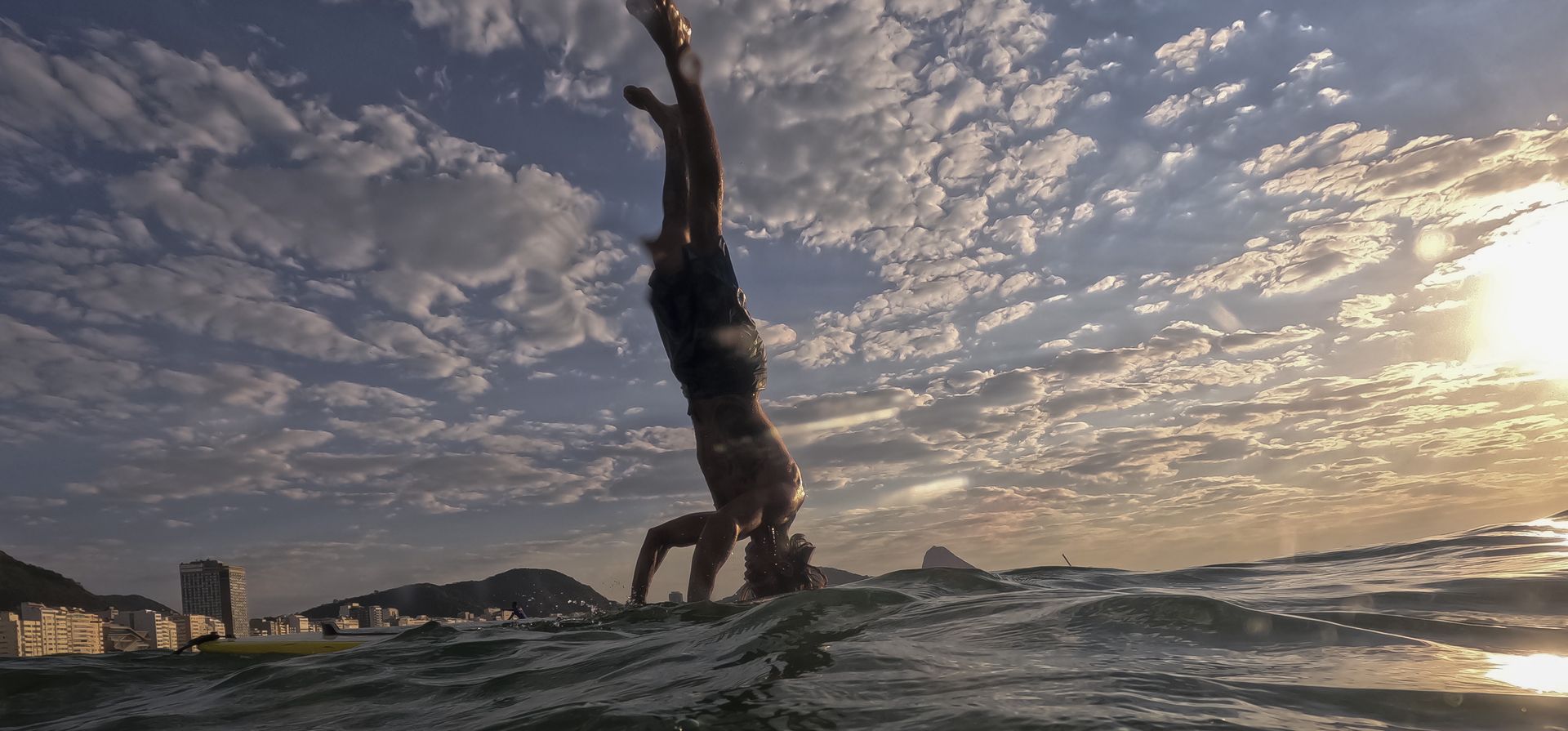 Una persona hace la vertical sobre una tabla de remo en el agua frente a la playa de Copacabana en Río de Janeiro, Brasil, al amanecer del jueves 24 de agosto de 2023. Brasil enfrenta una ola de calor durante el invierno del hemisferio sur. (Foto AP/Bruna Prado) Una persona hace la vertical sobre una tabla de remo en el agua frente a la playa de Copacabana en Río de Janeiro, Brasil, al amanecer del jueves 24 de agosto de 2023. Brasil enfrenta una ola de calor durante el invierno del hemisferio sur. (Foto AP/Bruna Prado)