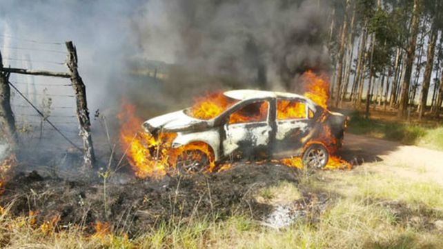 Delincuentes asaltaron a un taxista y le incendiaron el auto