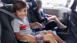 Los niños hasta 10 años deberán viajar con silla de seguridad en el auto