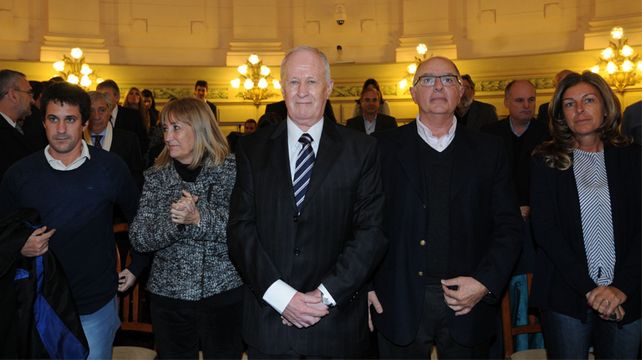 Lamberto (de corbata) fue felicitado por los legisladores.&nbsp;