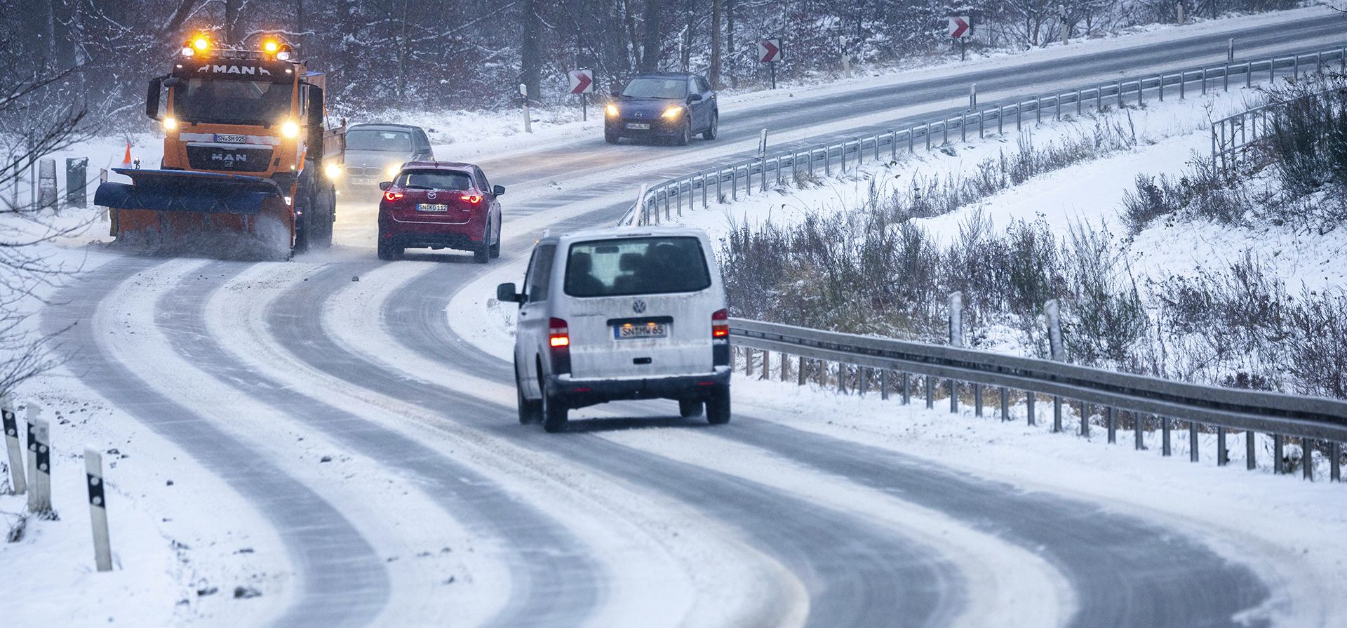 Un quitanieves despeja la calzada del hielo de una carretera principal en Schwerin, Alemania, el martes 5 de diciembre de 2023. Las fuertes nevadas y las temperaturas bajo cero están obstaculizando el tráfico en el norte de Alemania. (Jens Büttner/dpa vía AP Un quitanieves despeja la calzada del hielo de una carretera principal en Schwerin, Alemania, el martes 5 de diciembre de 2023. Las fuertes nevadas y las temperaturas bajo cero están obstaculizando el tráfico en el norte de Alemania. (Jens Büttner/dpa vía AP