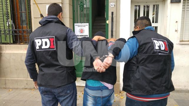 Trasladado. Los investigadores al momento de la aprehensión.