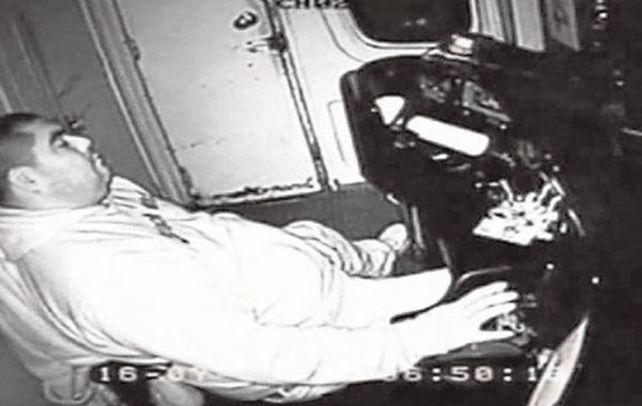 Increíble pero real. Walter Milanesa Rodríguez fue filmado durmiendo mientras conducía una formación.