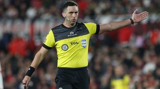 El rosarino Nazareno Arasa dirigirá en la Bombonera. Merlos y Baliños serán los árbitros para Central y Newells.