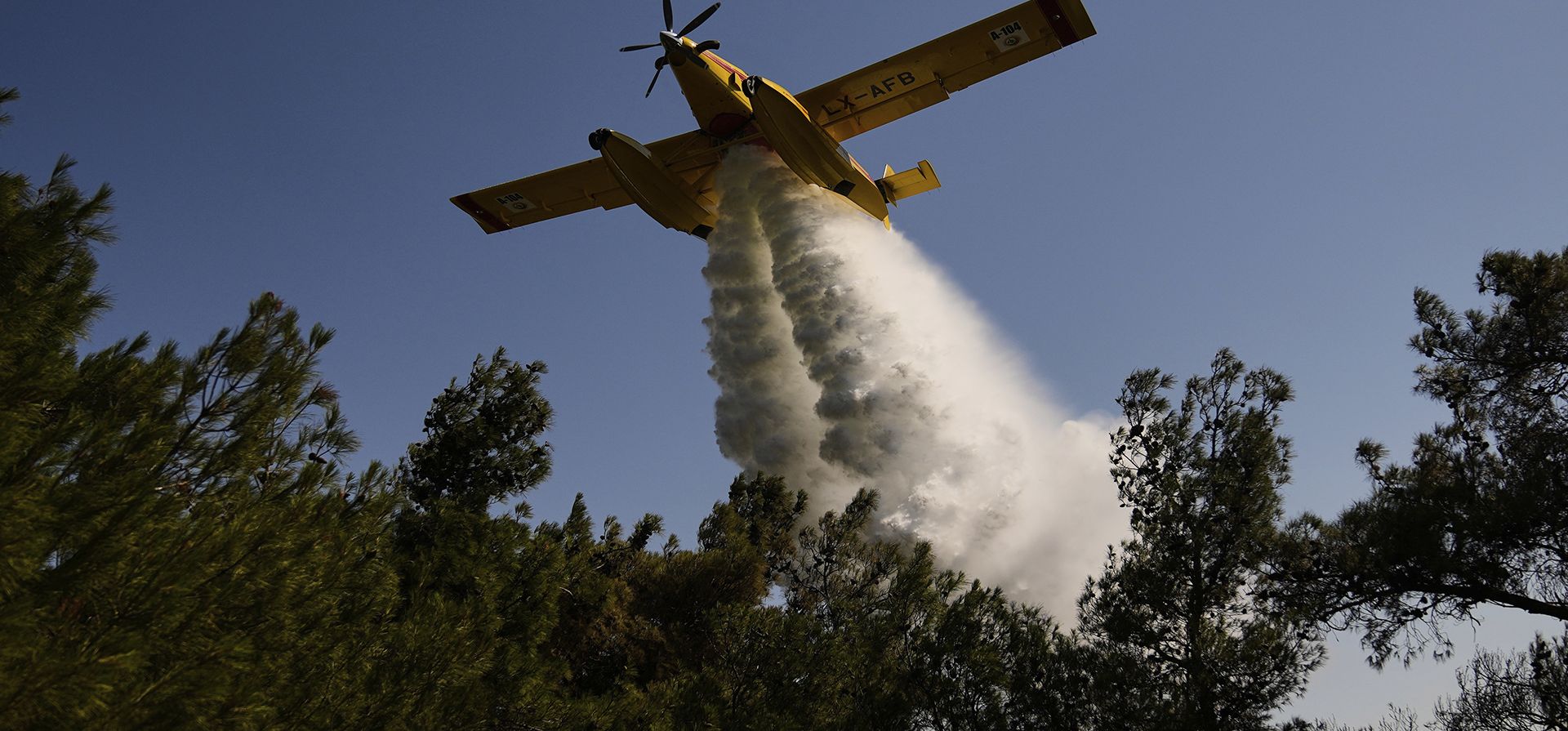Un avión bombardero lanza agua para extinguir un incendio en una zona boscosa en Guzelyali, a las afueras de Canakkale, al noroeste de Turquía, el martes 12 de agosto de 2025. (Foto AP/Khalil Hamra) Un avión bombardero lanza agua para extinguir un incendio en una zona boscosa en Guzelyali, a las afueras de Canakkale, al noroeste de Turquía, el martes 12 de agosto de 2025. (Foto AP/Khalil Hamra)