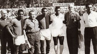 El joven Edson Arantes Do Nascimento, rodeados de los brasileños que deslumbraron en Newells, el 1º de octubre de 1961.