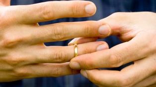 Un hombre recibió un llamado y pidió el divorcio a su esposa durante su boda