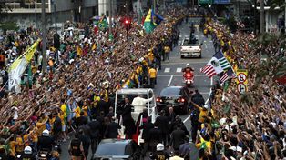 El Papa Francisco desata una ola de euforia en Rio de Janeiro, en su primer viaje al exterior