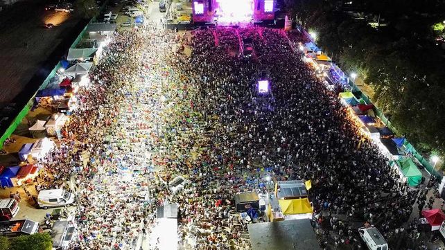 La Fiesta de la Playa sigue sumando miles de personas en Concepción del Uruguay.