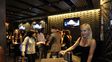 una denuncia por facebook provoco que un restaurante cambiara normas de vestimenta de sus empleados