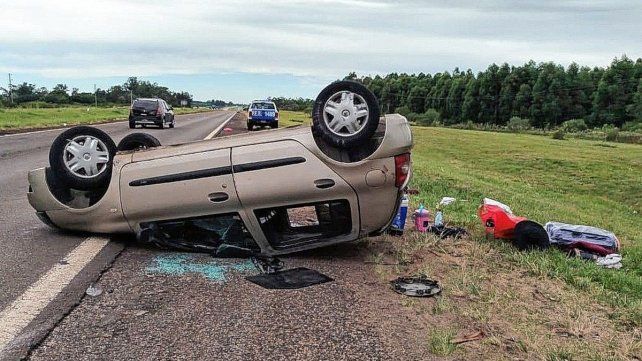 El auto terminó con sus cubiertas al cielo tras el vuelco en la ruta 14 a la altura de Colón.