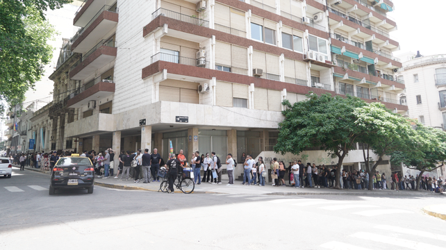 Últimos días para tramitar la ciudadanía española: largas filas y récord de solicitudes. La Capital