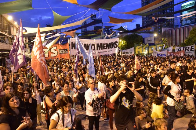 Alrededor de las 20 se reunió la mayor cantidad de rosarinos por Micaela.