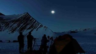 Eclipse total de sol en la Antártida: así lo registraron investigadores argentinos
