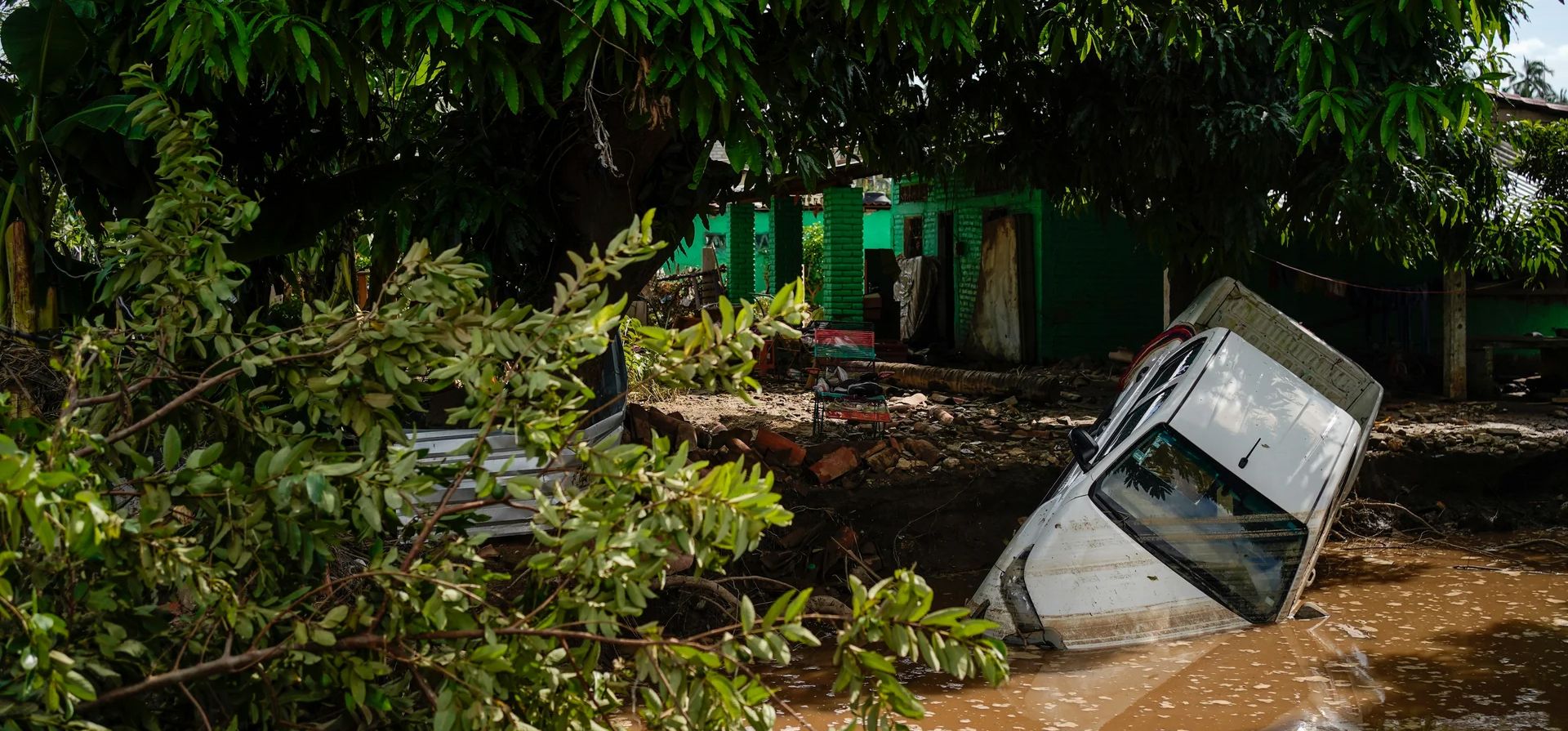 Un vehículo yace dañado tras el paso del huracán John por el estado de Guerrero, Coyuca de Benítez, México. Fotografía: Félix Márquez/AP Un vehículo yace dañado tras el paso del huracán John por el estado de Guerrero, Coyuca de Benítez, México. Fotografía: Félix Márquez/AP