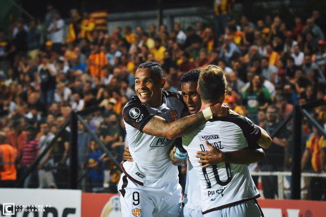 Guaraní y Barcelona de Ecuador debutaron con el pie derecho