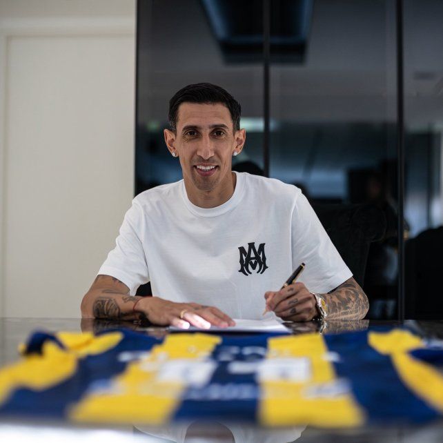 Di María firmando su contrato con Central