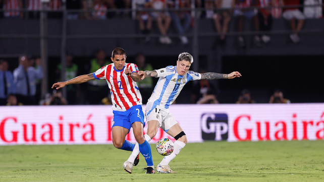 El defensor de Newell's Gustavo Velázquez lucha con Alejandro Garnacho en el partido entre Paraguay y Argentina. El martes jugaría contra Bolivia.