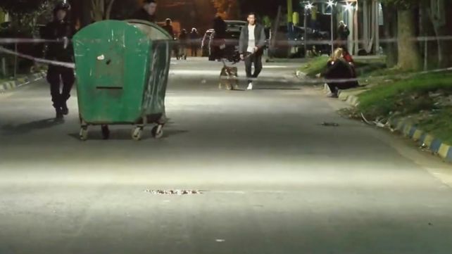 Los jóvenes fueron atacados por delincuentes que pasaban en moto y abrieron fuego. (Foto : captura de video)