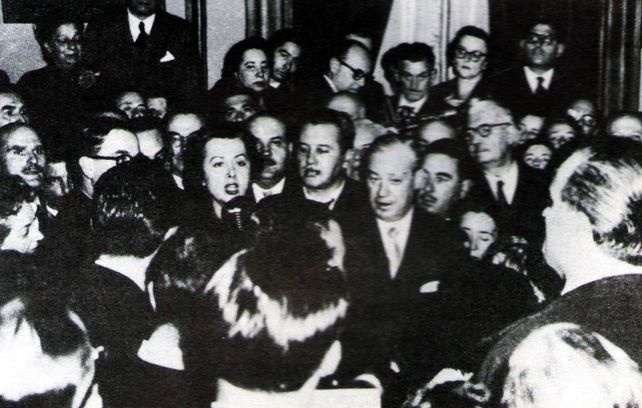Una joven Clotilde participando en un acto militante. Álbum Jorge Barón Biza. 