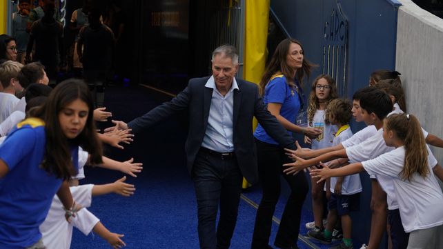 Ariel Holan saluda a los niños que esperaban la salida del plantel en la previa del partido.