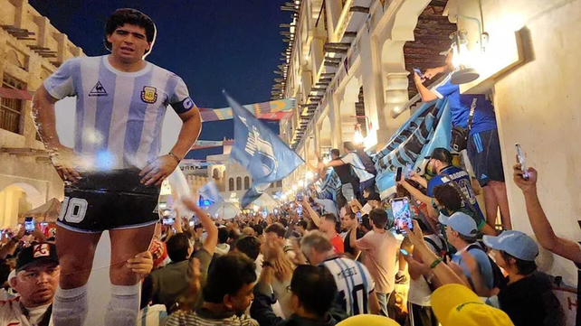 Una multitud de hinchas argentinos se concentró en un mercado de Doha para el banderazo de apoyo al seleccionado en la previa del partido con México.