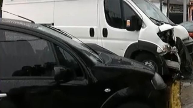 Una ambulancia y un auto chocaron contra una columna